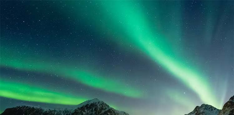 Female passenger captures stunning video of Northern Lights mid-air