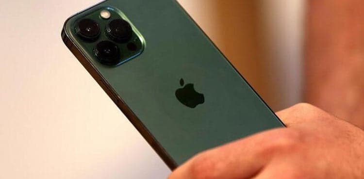 Russian users sue Apple after payment service pulled
