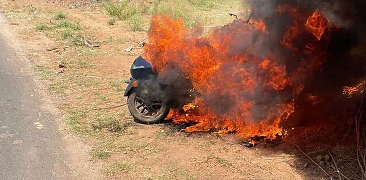 VIRAL: Man burns bike on the road for this weird reason