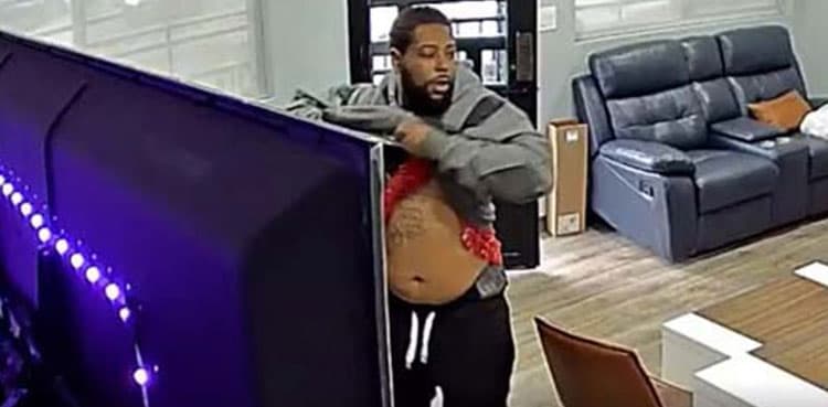 VIRAL: Robber backs off from stealing in last minute for this reason!