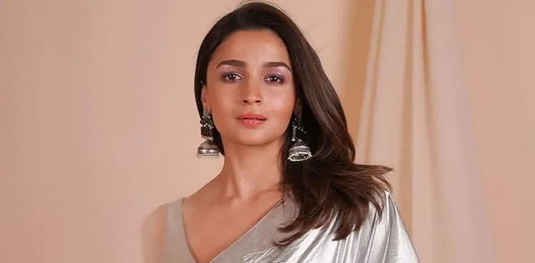 Alia Bhatt jets off to shoot her Hollywood debut