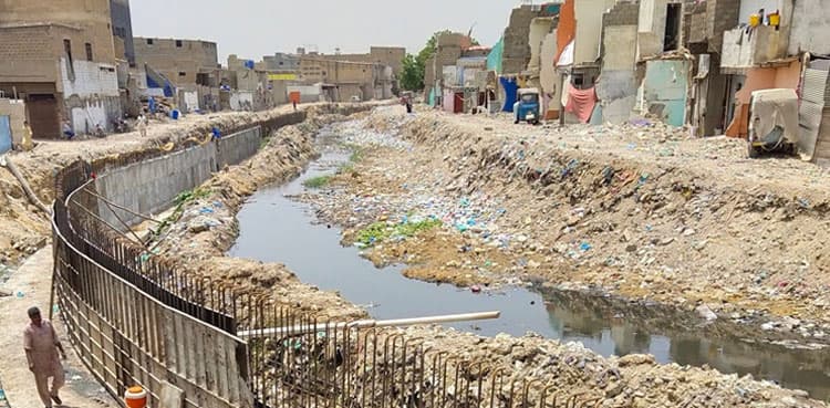 Female doctor goes missing after jumping into nullah in Karachi