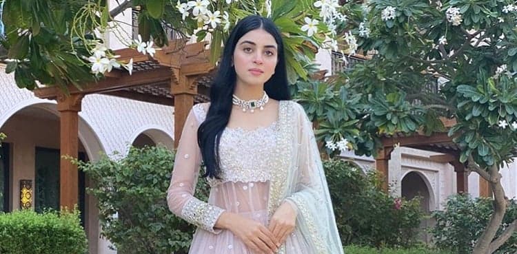 Viral: Anmol Baloch bids goodbye to 'Aik Sitam Aur'
