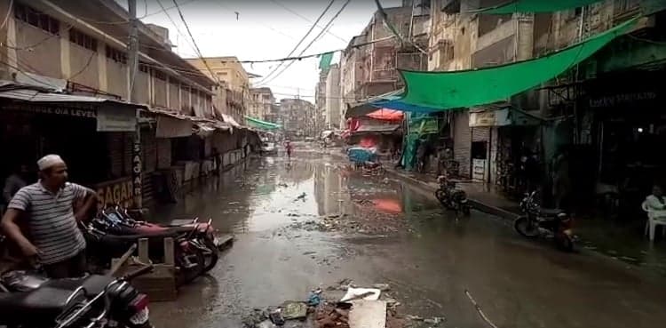 Karachi: Rainwater inundates Urdu Bazaar