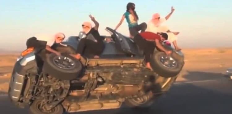 Moving car's tyres changed in now viral video