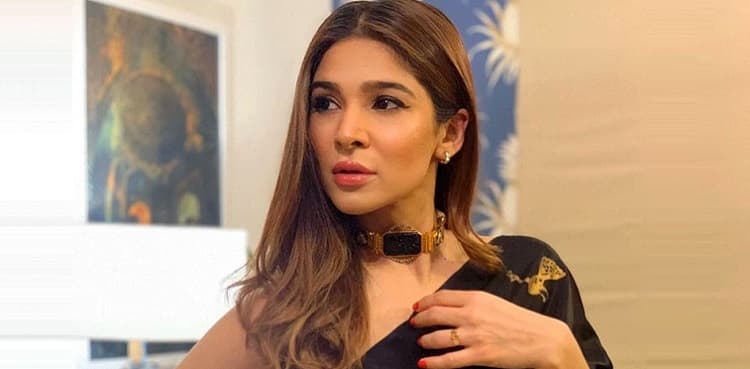 Ayesha Omar vacations in Greece; pictures, videos go viral
