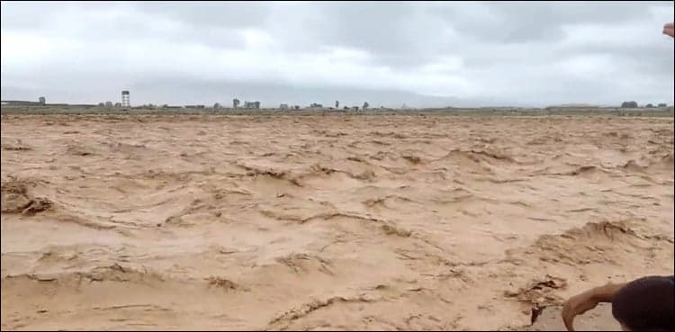 Indus River in medium flood at Kotri, low flood at Guddu, Sukkur