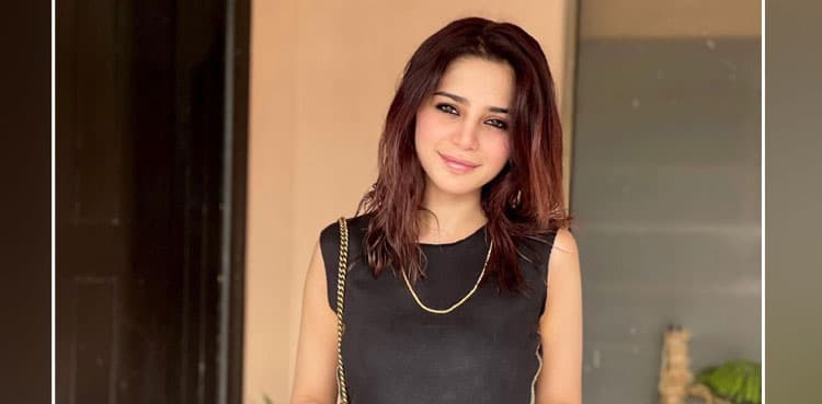Aima Baig's pictures with friends go viral