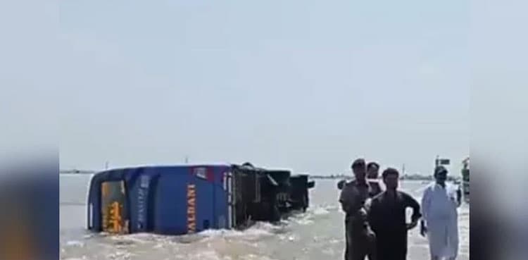 Karachi-Larkana Indus Highway closed indefinitely due to flooding