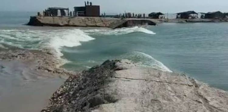 Govt plans more breaches in Manchar Lake as water level continues to rise