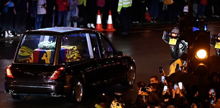 Queen Elizabeth's coffin arrives at Buckingham Palace