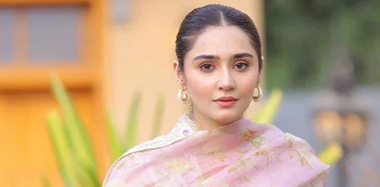Dur-e-Fishan Saleem shows off her Sunday moods: Pics