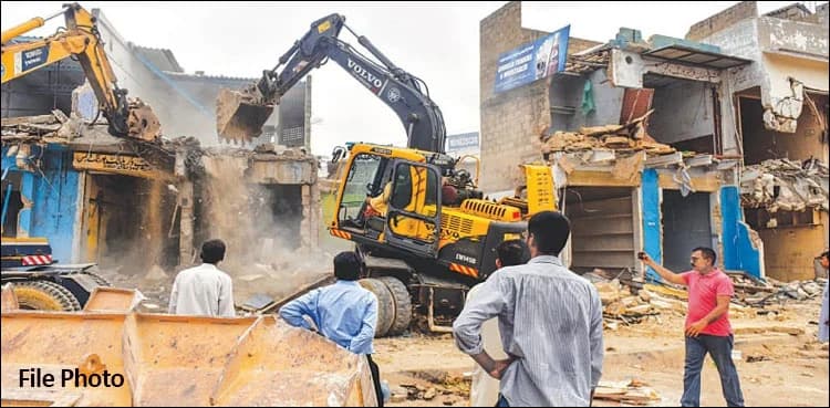 Karachi: Protesters block Scheme 33 road against anti-encroachment drive