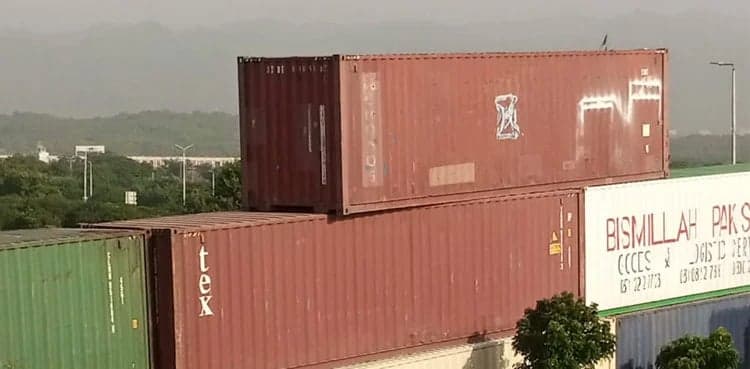 Govt converts Islamabad into container city ahead of PTI long march