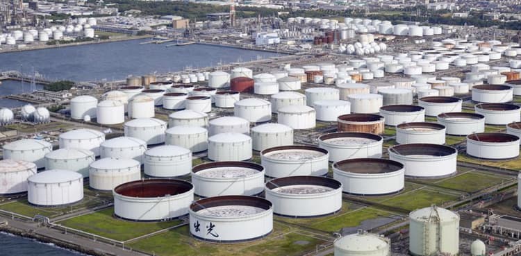 Oil prices continue to decline amid Middle East supply worries