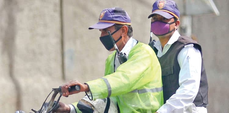 Traffic cop catches armed dacoit in Karachi