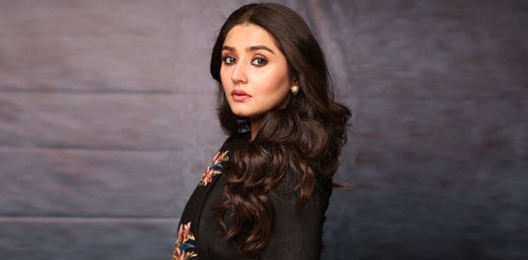 Dur-e-Fishan Saleem sends love, hugs via new pictures