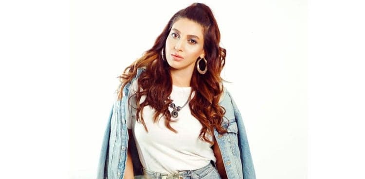 Sana Fakhar shares life advice in new pictures