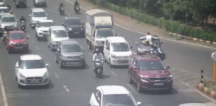 Video: Man drags traffic cop on car bonnet for 19 kms