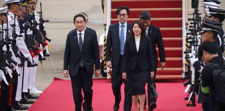 Japanese PM in South Korea for landmark summit