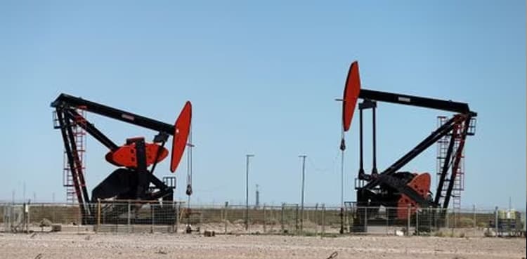 Oil prices fall further on US stock build
