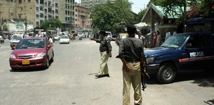 Bandits robbed a policeman in Karachi