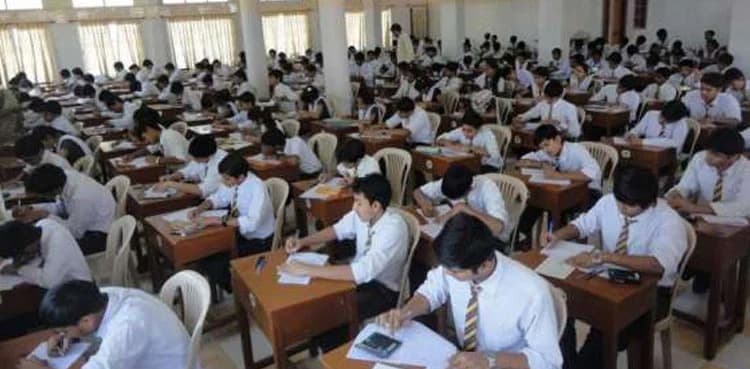 Matric exams: Karachi students warned against joining WhatsApp groups