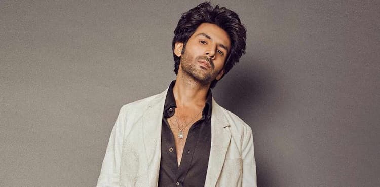 Kartik Aaryan attends his spot boy's wedding in casuals; fans question his choice