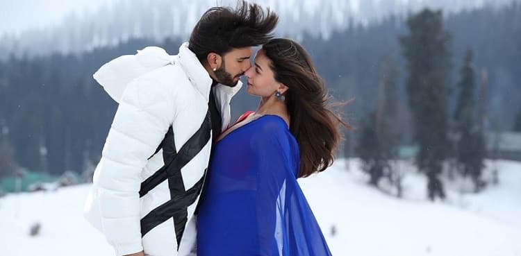 A homage to guru Yash Chopra: Karan Johar unveils romantic ballad 'Tum Kya Mile' from 'RRKPK'
