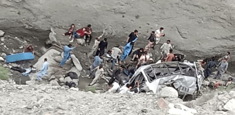 Gilgit: Passenger van hurtles into ditch, leaves six dead