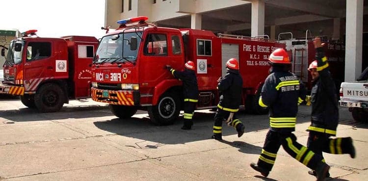 Fire breaks out at scrap warehouse in Karachi