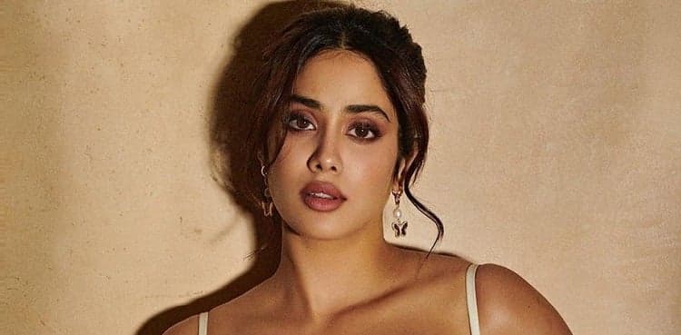 What surgery Janhvi Kapoor has undergone for big eyes?