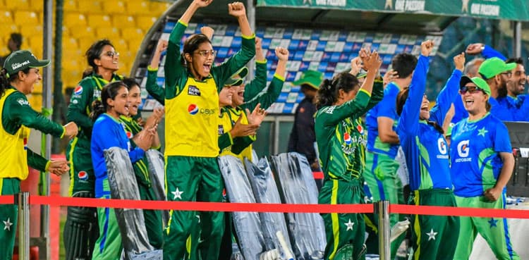 Pakistan pull of record run chase to edge South Africa in first WT20I