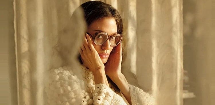 Angelina Jolie debuts as Maria Callas in the first look of her biopic