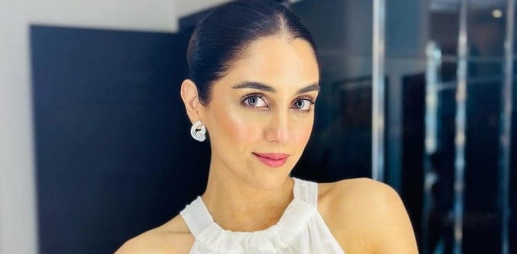 Maya Ali strikes a pose at Times Square New York; pictures go viral!