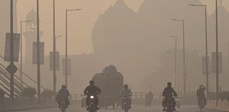 Lahore reports over 15,000 cases amid smog in 24 hours