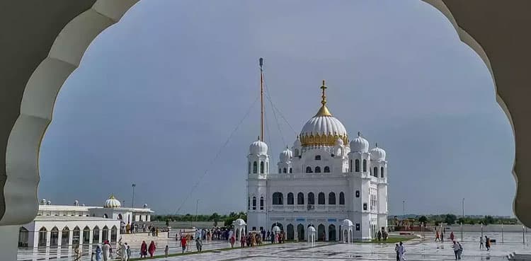 Pakistan issues visas to Sikh pilgrims for Guru Nanak's birthday celebrations