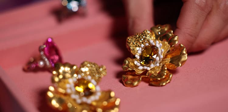 When science meets art: recycled metal and lab-grown gems