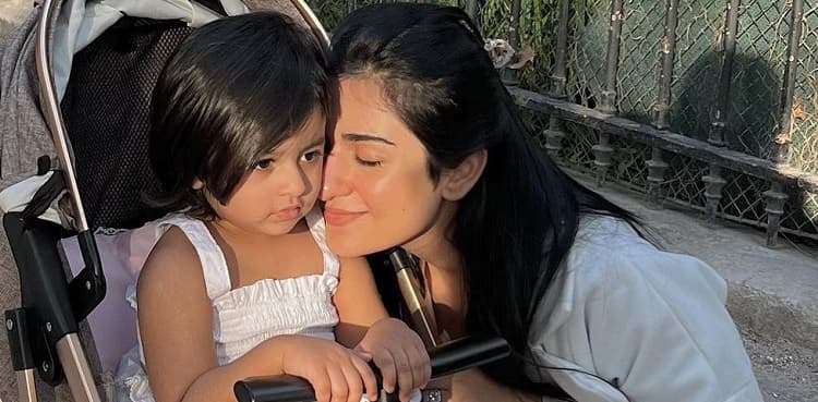Sarah Khan awes social media with new selfies of daughter