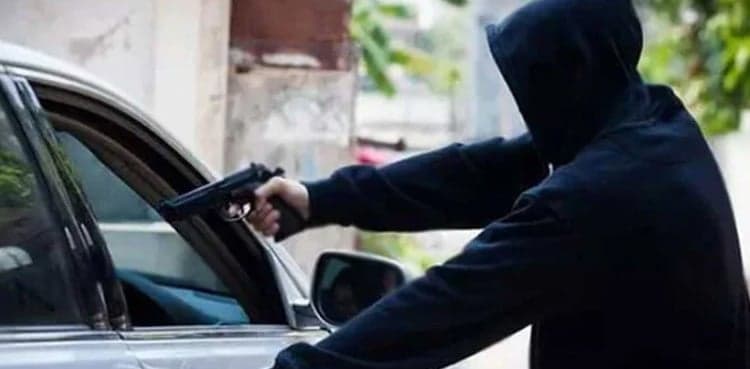 Alleged dacoit killed, citizen injured in exchange of fire