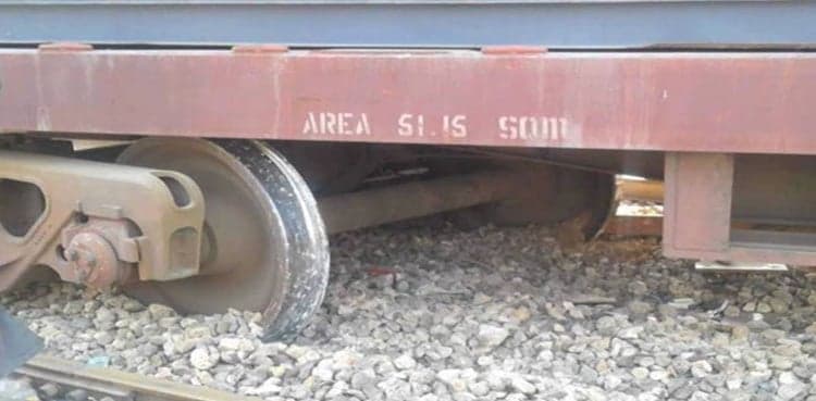 Two freight bogies derail near Dera Nawab station