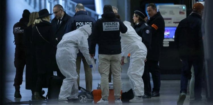 Knife attack wounds three people in Paris