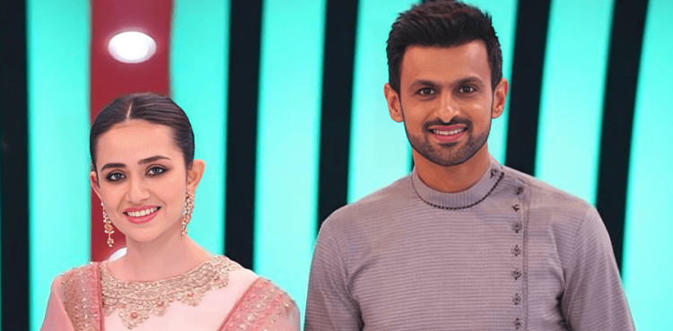 Shoaib Malik, Sana Javed celebrate marriage on flight - Watch