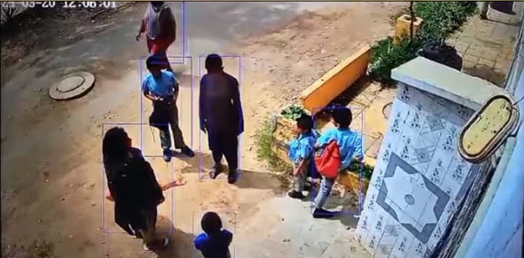WATCH: Schoolchildren thwart ‘theft’ attempt