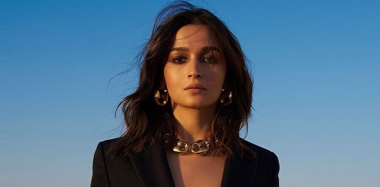 Hypocrisy 101: Alia Bhatt slammed by netizens