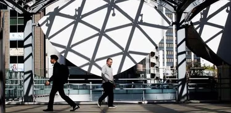 Japan considers declaring end to deflation