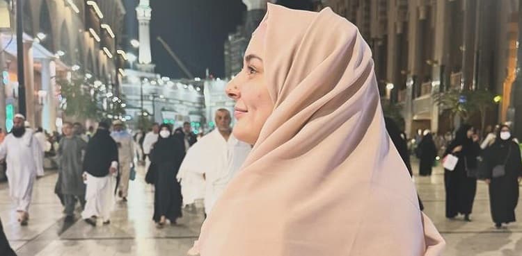 Hania Aamir performs first Umrah in Ramadan