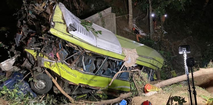 17 killed in Philippine road crash