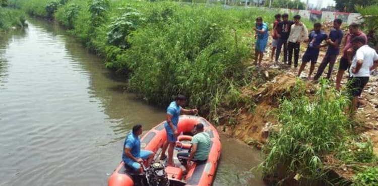 Man throws two daughters into canal over dispute with wife