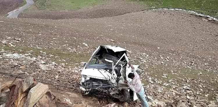 Couple dead as vehicle plunges into ravine near Babusar Top